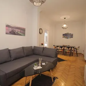 https://thessaloniki-center-aristotelous-apartment.hotels-of-thessaloniki.com